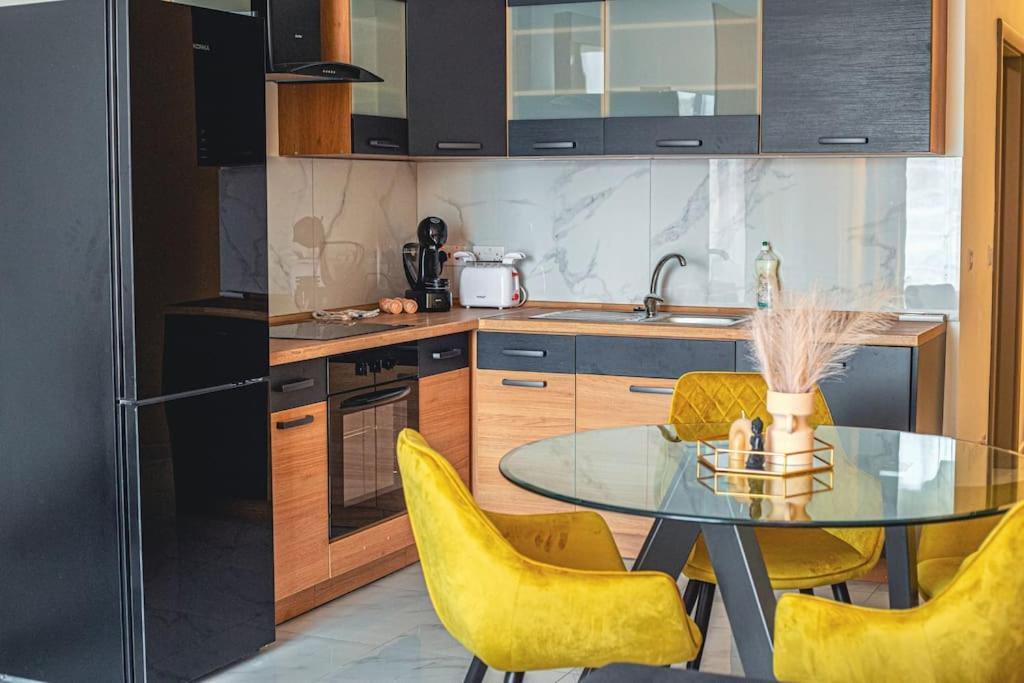 Stylish Seafront Spinola Apartment *